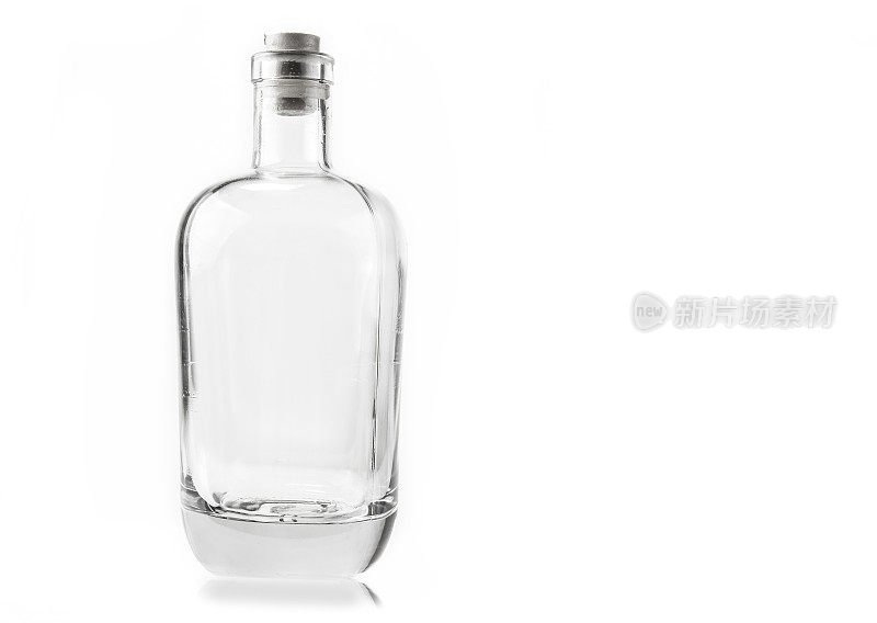 白色背景上有软木塞的空玻璃瓶