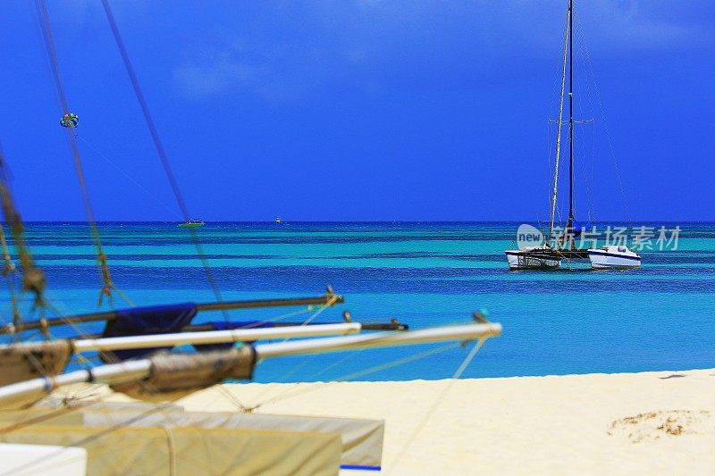 阿鲁巴田园诗般的热带海滩上有游艇和小船，阳光明媚的绿松石泻湖，夏日天堂-荷属安的列斯群岛，加勒比海