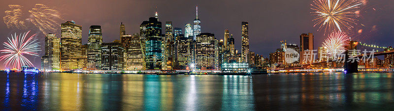 明亮多彩的烟花，纽约市曼哈顿的建筑物天际线晚上晚上