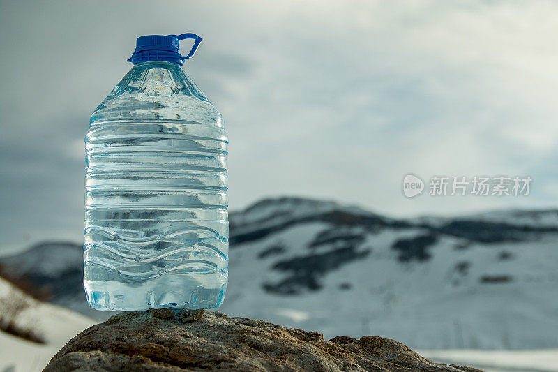 以雪山为背景的大水瓶。