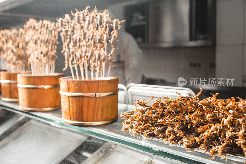油炸蝎子作为小吃在猪排市场-北京，中国。