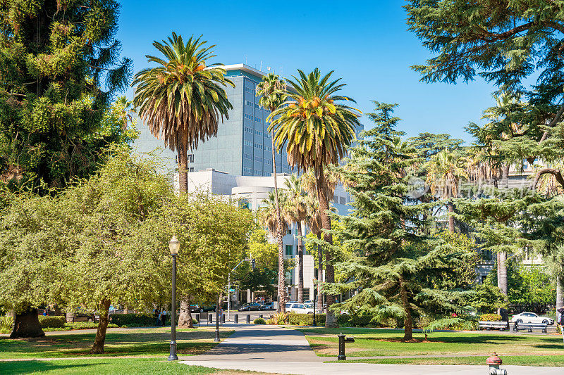 公园位于美国加州首府萨克拉门托市中心的国会广场