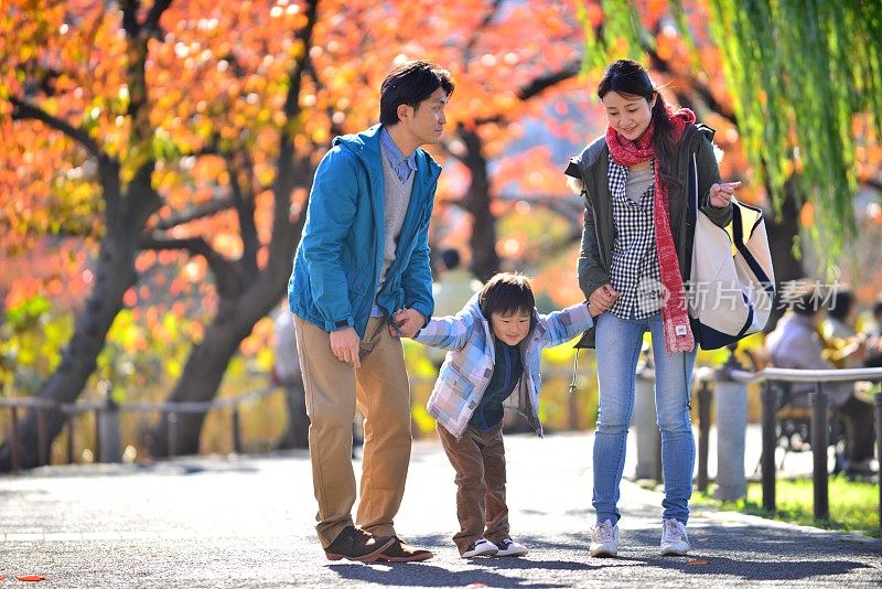 一对日本夫妇和他们的儿子在东京上野公园散步