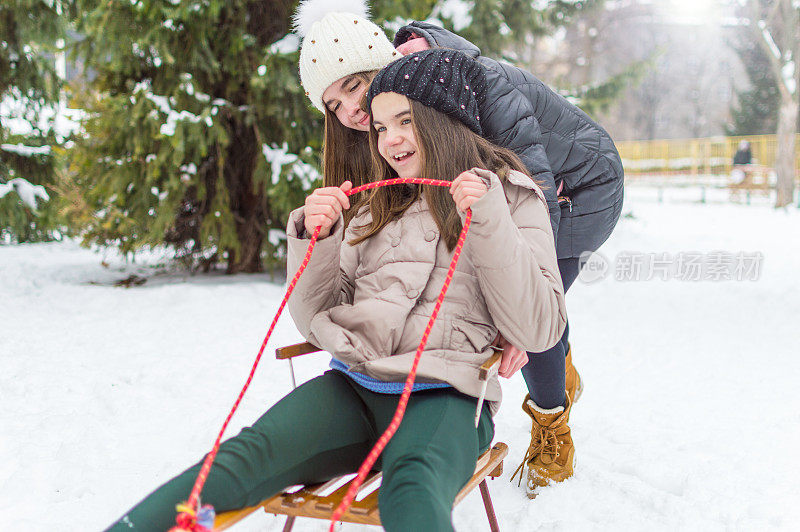 双胞胎姐妹在雪地上玩耍