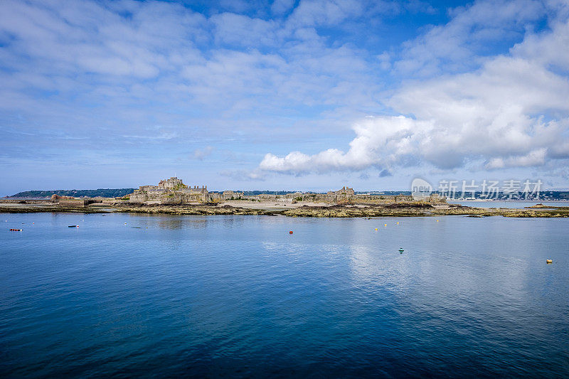 伊丽莎白城堡潮汐岛“L’islet”，圣奥宾湾，泽西，海峡群岛