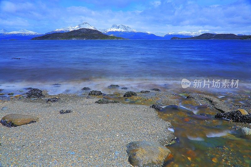 模糊的河流和海湾的水长暴露乌斯怀亚景观-火地岛