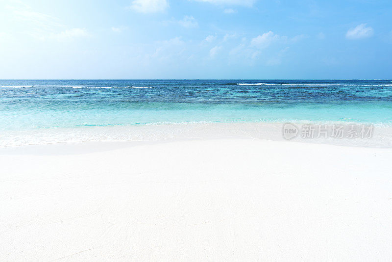 白色沙滩和海浪复制空间场景