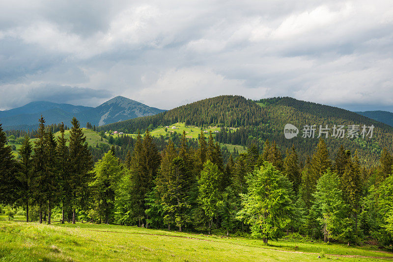 阴天下的山村