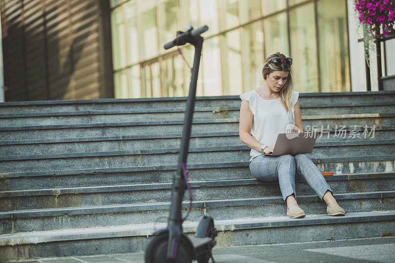 一位年轻的女商人正在休息