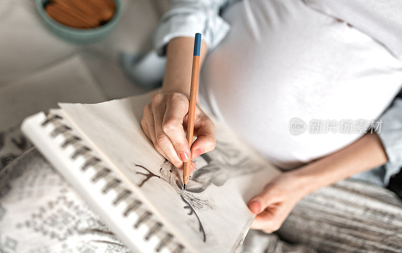 孕妇在速写本上画画