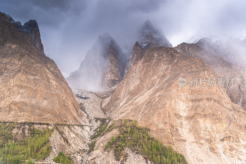 自然景观巴基斯坦秋天的喀喇昆仑山脉，乔戈里峰和南迦帕尔巴特，帕苏山谷和冰川。