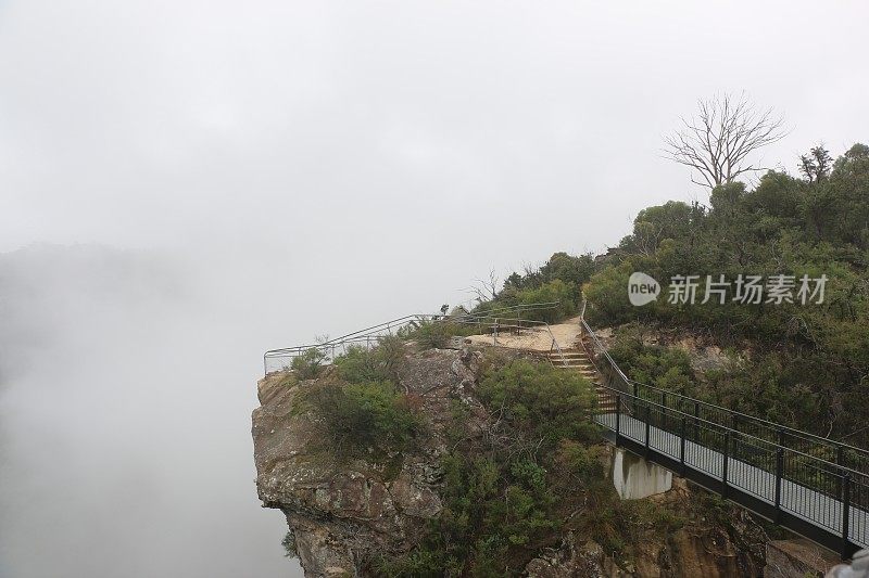 从天堂岩瞭望台透过雾观赏山景