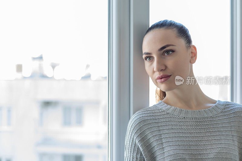 悲伤的女人在家感到孤独