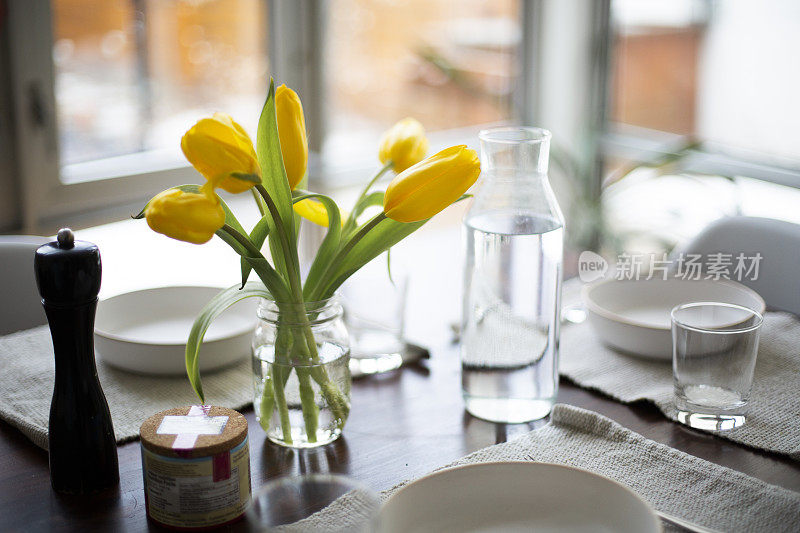 餐桌上的黄色郁金香