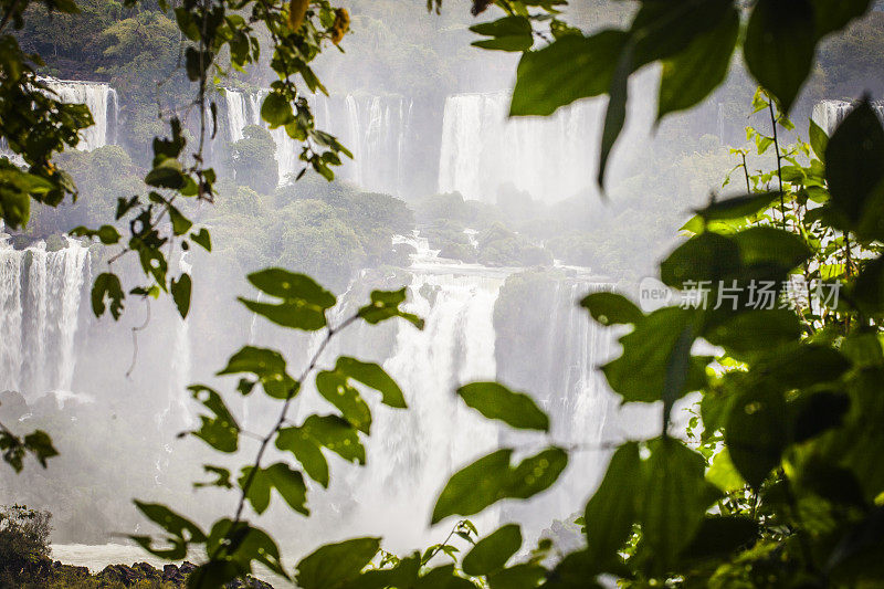 伊瓜苏瀑布，位于阿根廷和巴西交界处