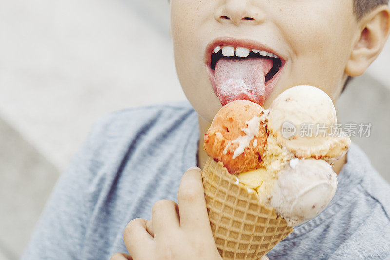 小男孩正在享受冰淇淋