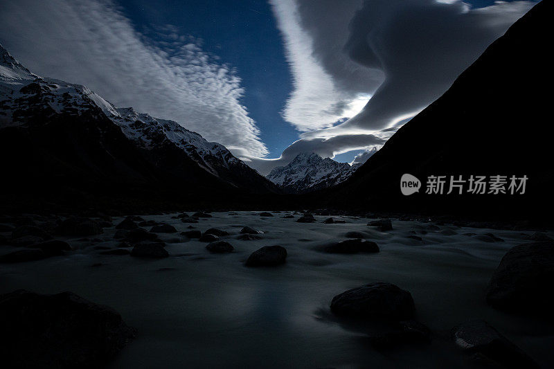 库克山上形成了透镜状的云，前景是胡克河