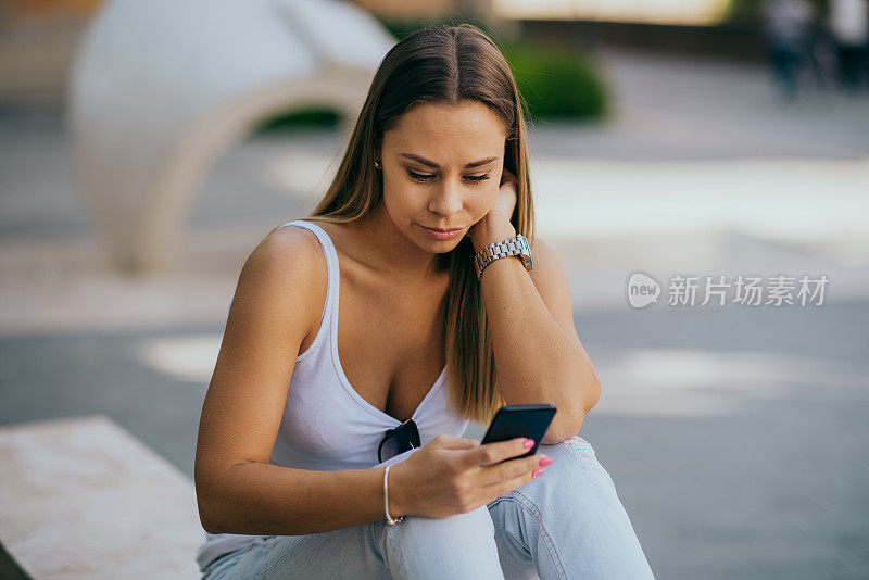 在城市里使用智能手机的女人