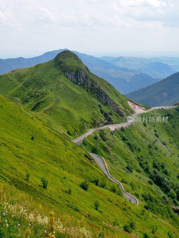 法国坎塔尔山区的一条山路