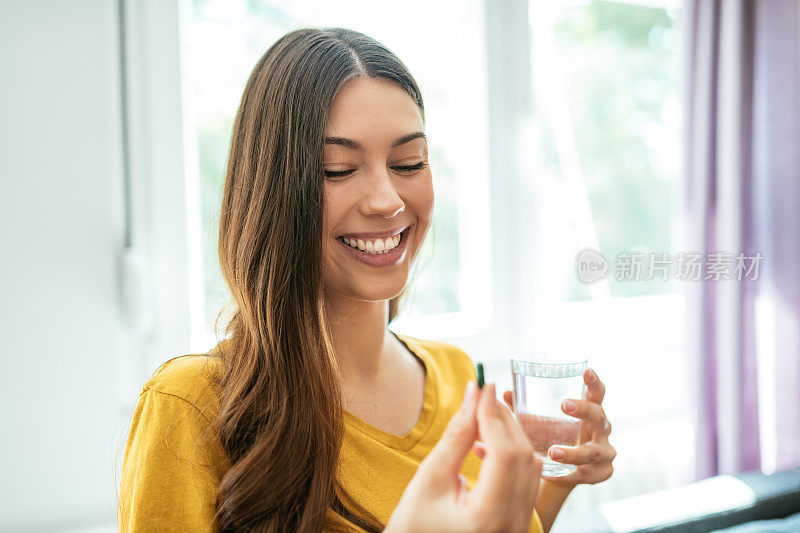 健康的年轻女性，吃药喝水