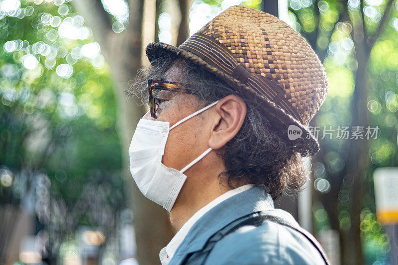 一名戴着面具的男子穿过东京的街道。