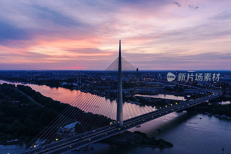 夜晚的萨瓦河上的现代桥，贝尔格莱德