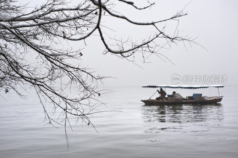 冬天在杭州西湖划船和支