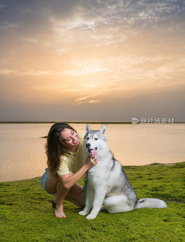 混血女人和她的狗在海滩上