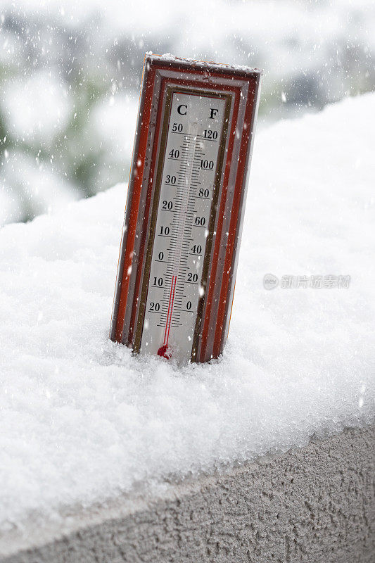 温度计显示有雪