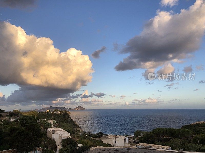 从意大利的庞萨岛俯瞰地中海的全景