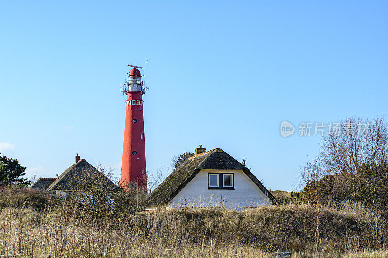 瓦登西地区Schiermonnikoog岛沙丘上的灯塔