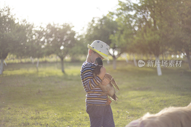 一个六岁的小男孩在玩鸭子