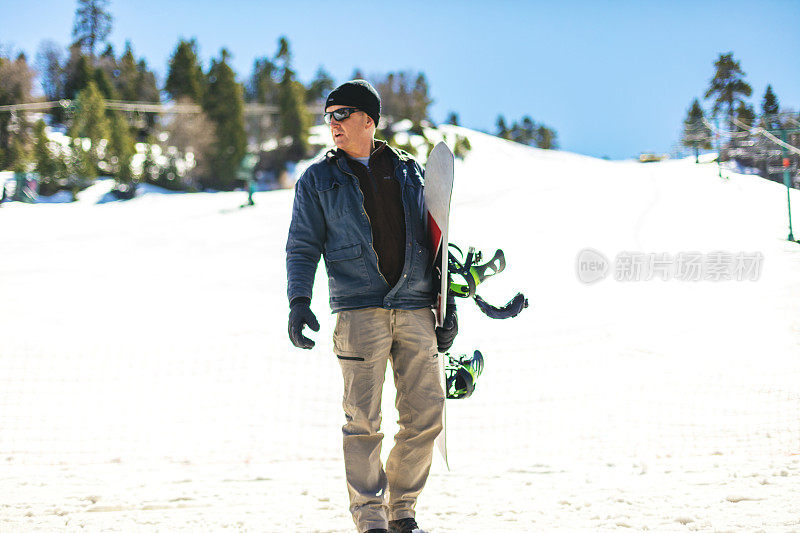 成熟的男性滑雪板加利福尼亚冬季雪活动大熊湖和滑雪区