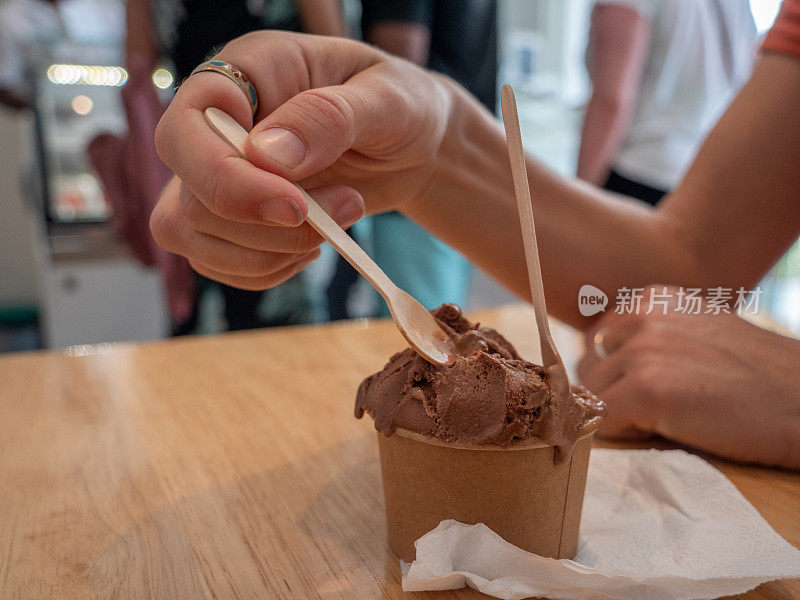 近距离观察在Gelateria吃冰淇淋的女人