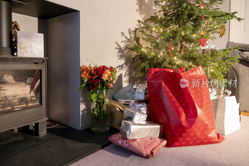 圣诞树和包装好的礼物