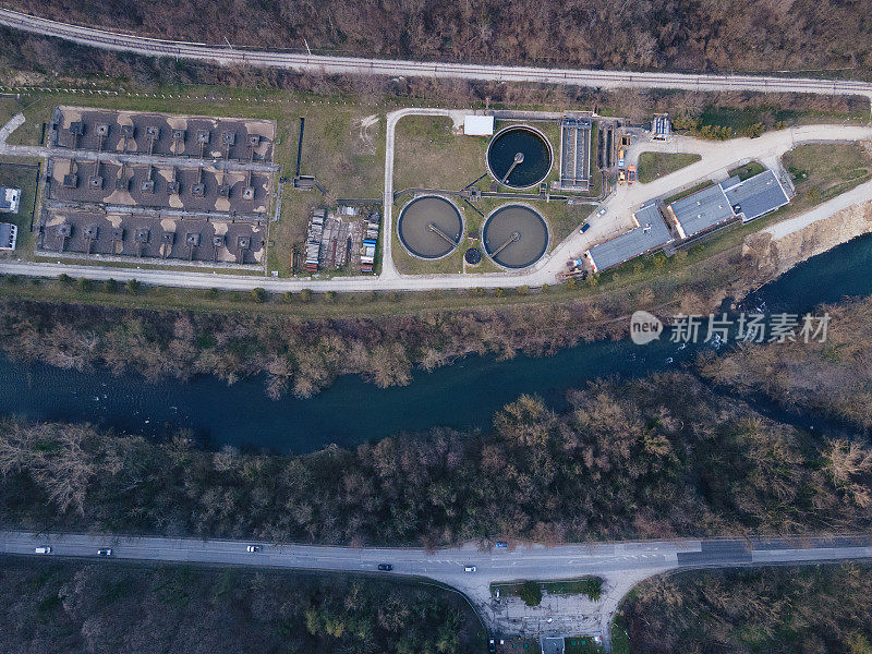 污水处理厂鸟瞰图从上方直接看到。以生态为导向。回收和可再生能源系统。