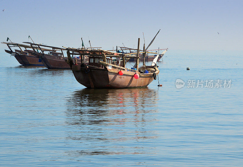 单桅帆船和地平线-塔劳特湾，波斯湾，卡提夫，东部省，绍