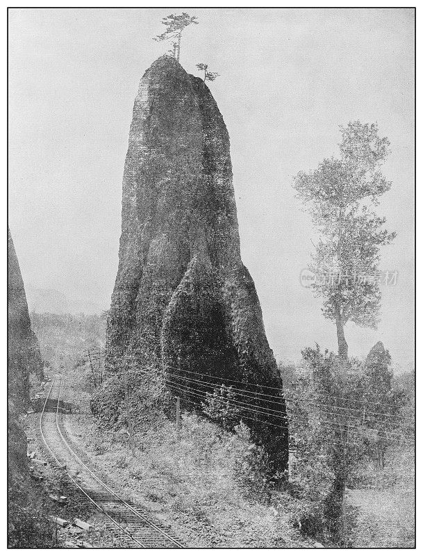 美国的古董黑白照片:大教堂岩石，哥伦比亚河