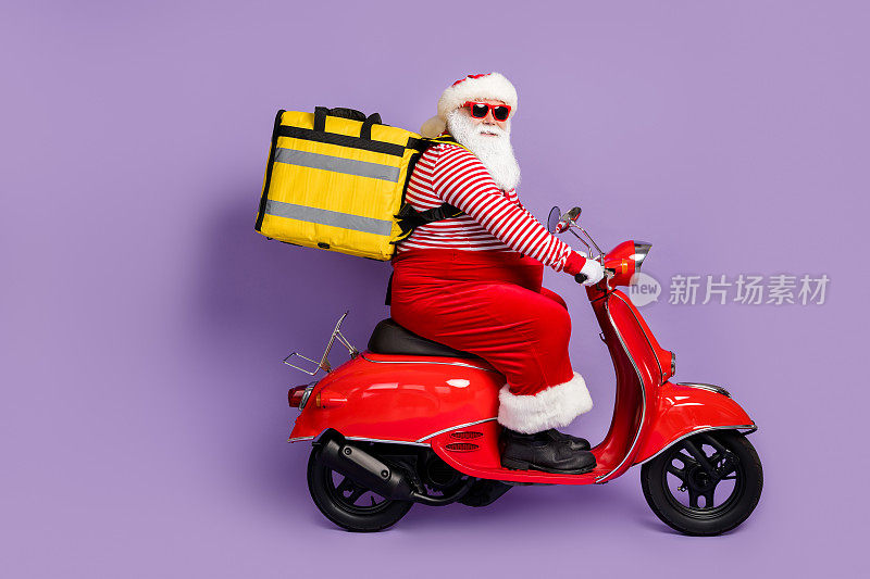 圣诞老人开车踏板车戴双肩包圣诞服饰头戴眼镜孤立的紫色背景