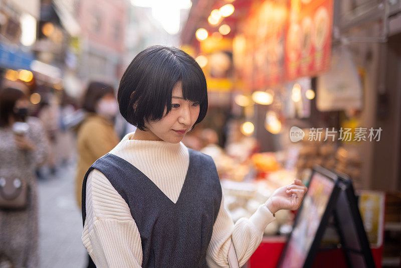 年轻女子在街上购物在中国城神户，日本