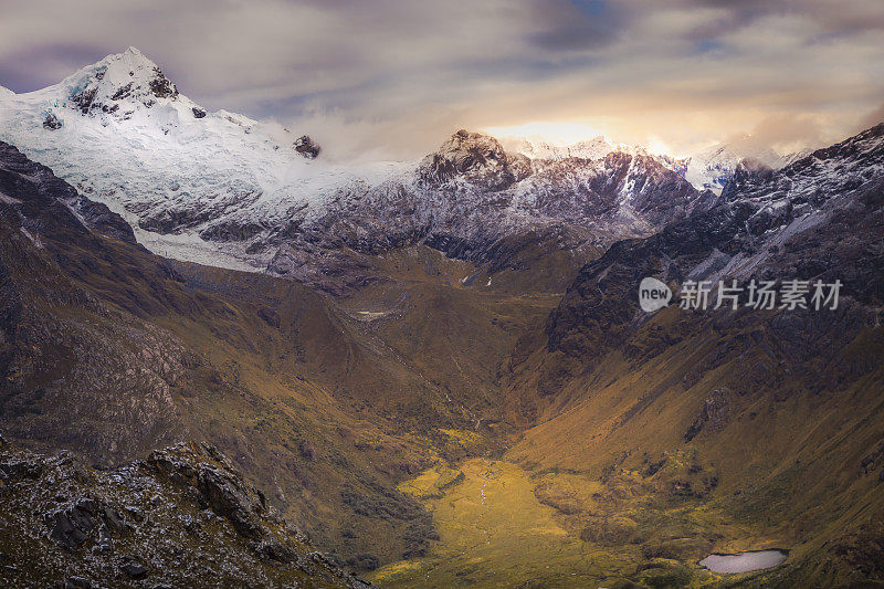 黎明时分的布兰卡峡谷——秘鲁瓦拉兹附近的安第斯山脉