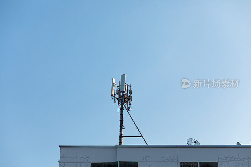小型4g和5g网络在曼谷的老建筑上竖立