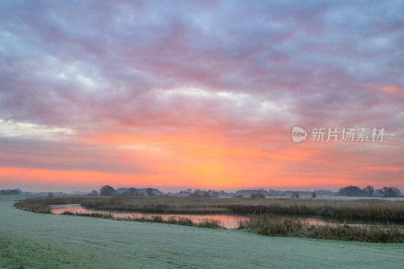 在冬季的日出，IJsseldelta景观附近的坎彭在Overijssel