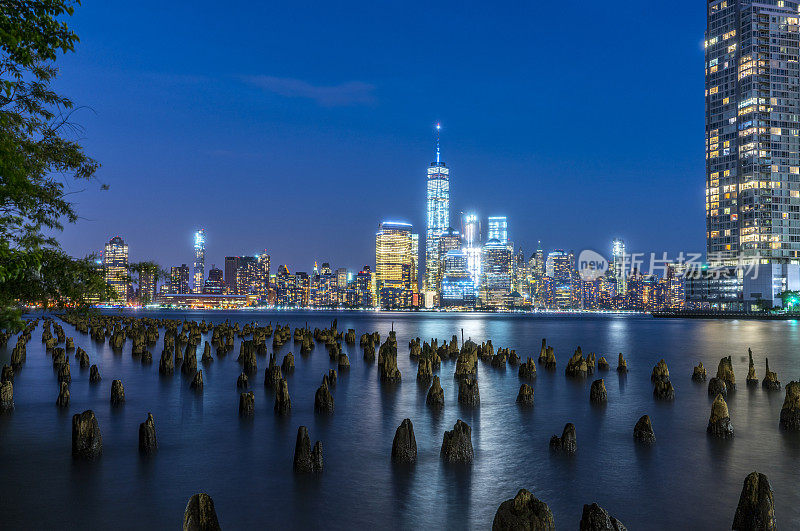 黄昏时分，美国纽约，曼哈顿下城的天际线和世贸中心一号大楼