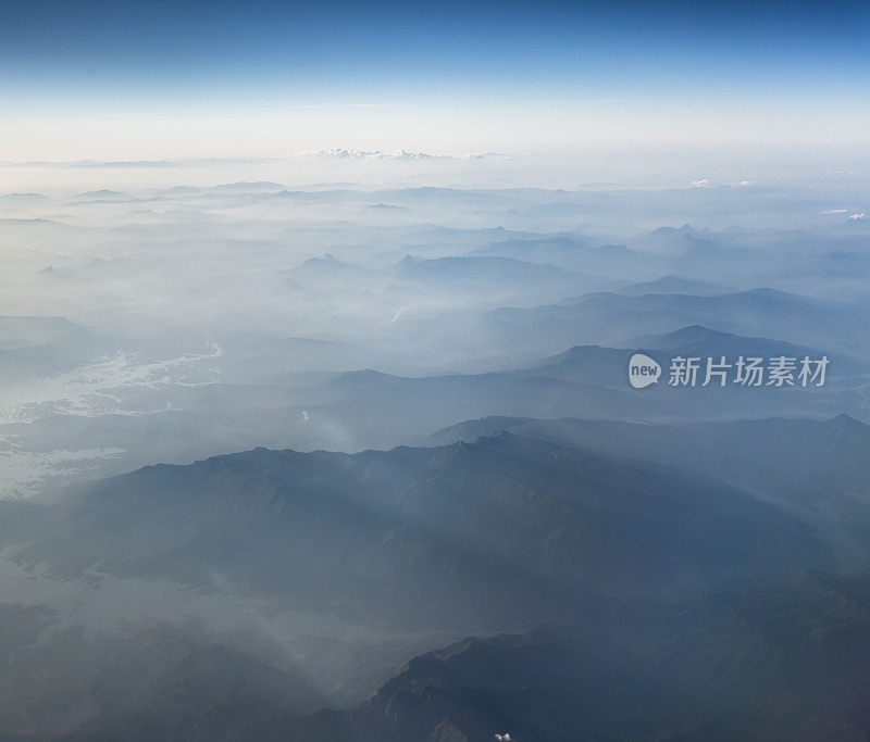 从飞机上俯瞰群山和云海