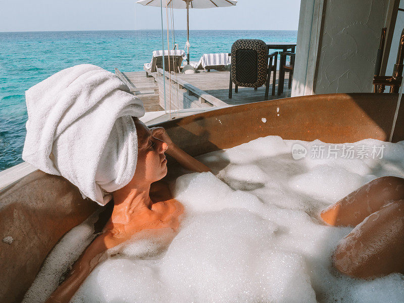 一个年轻女子正在海边的豪华别墅里洗澡