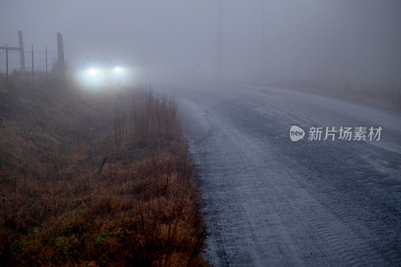 汽车停在多雾的乡村公路上