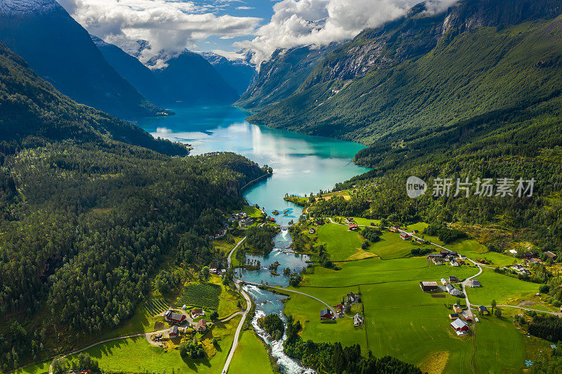 挪威美丽的自然景观。洛达尔河谷的洛瓦内特湖。