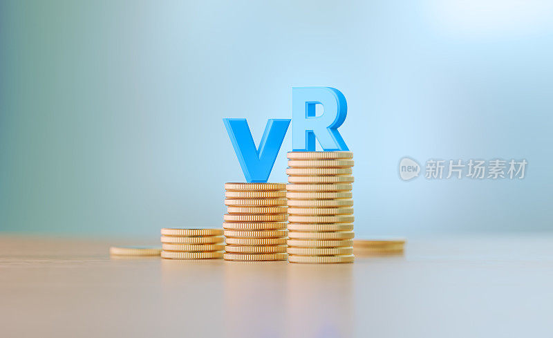 VR支出概念-蓝色字母坐在硬币堆栈写VR前散焦背景