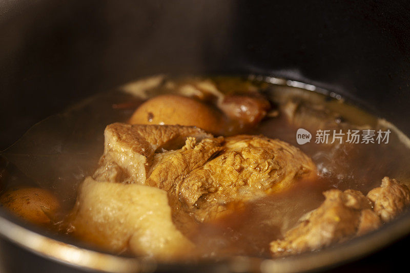 中式烹饪:用香料和酱油炖肉和鸡蛋